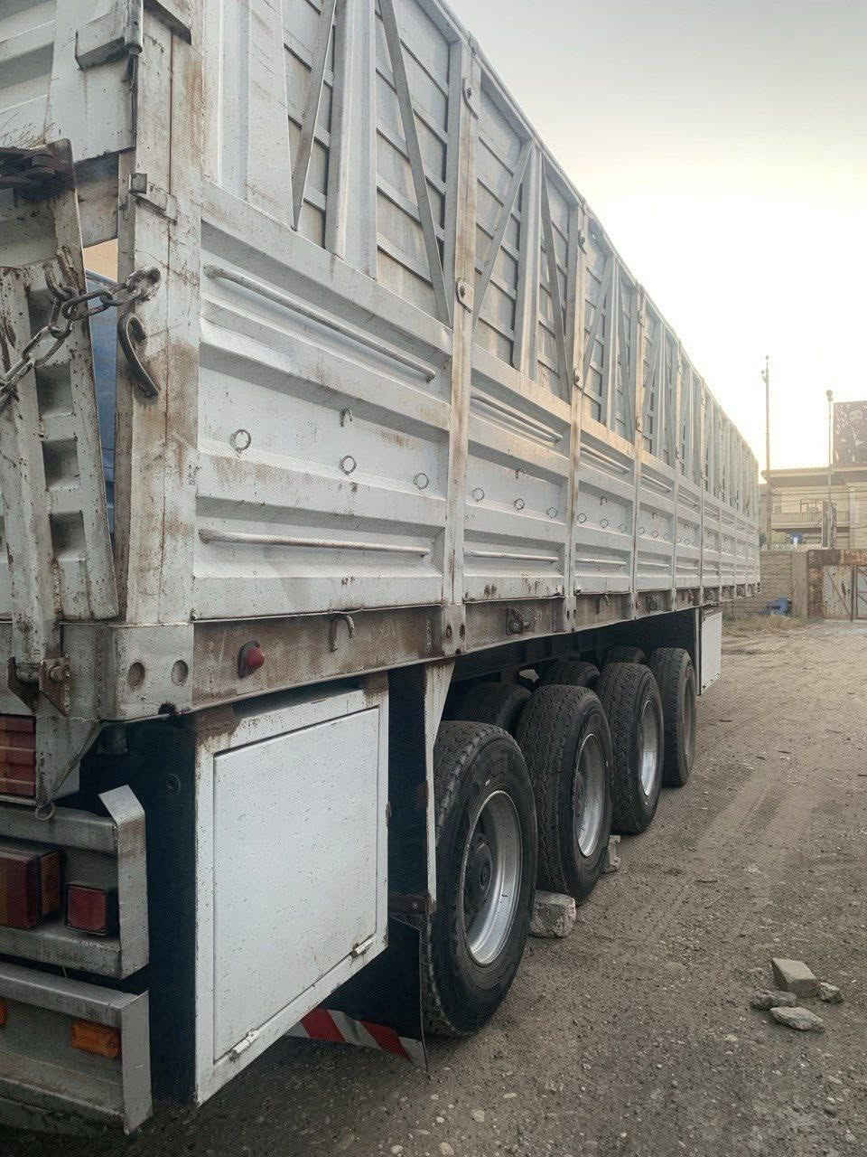 عربانه عمل محلي شاصي الماني محدد
الطول 12/50 
اربع محاور 3 برينة والرابع رفاع الماني 
السعر 105 كاملة مع تايرات 
السعر 90 بدون تايرات اويلات  
مكاني الموصل 
***********
***********
