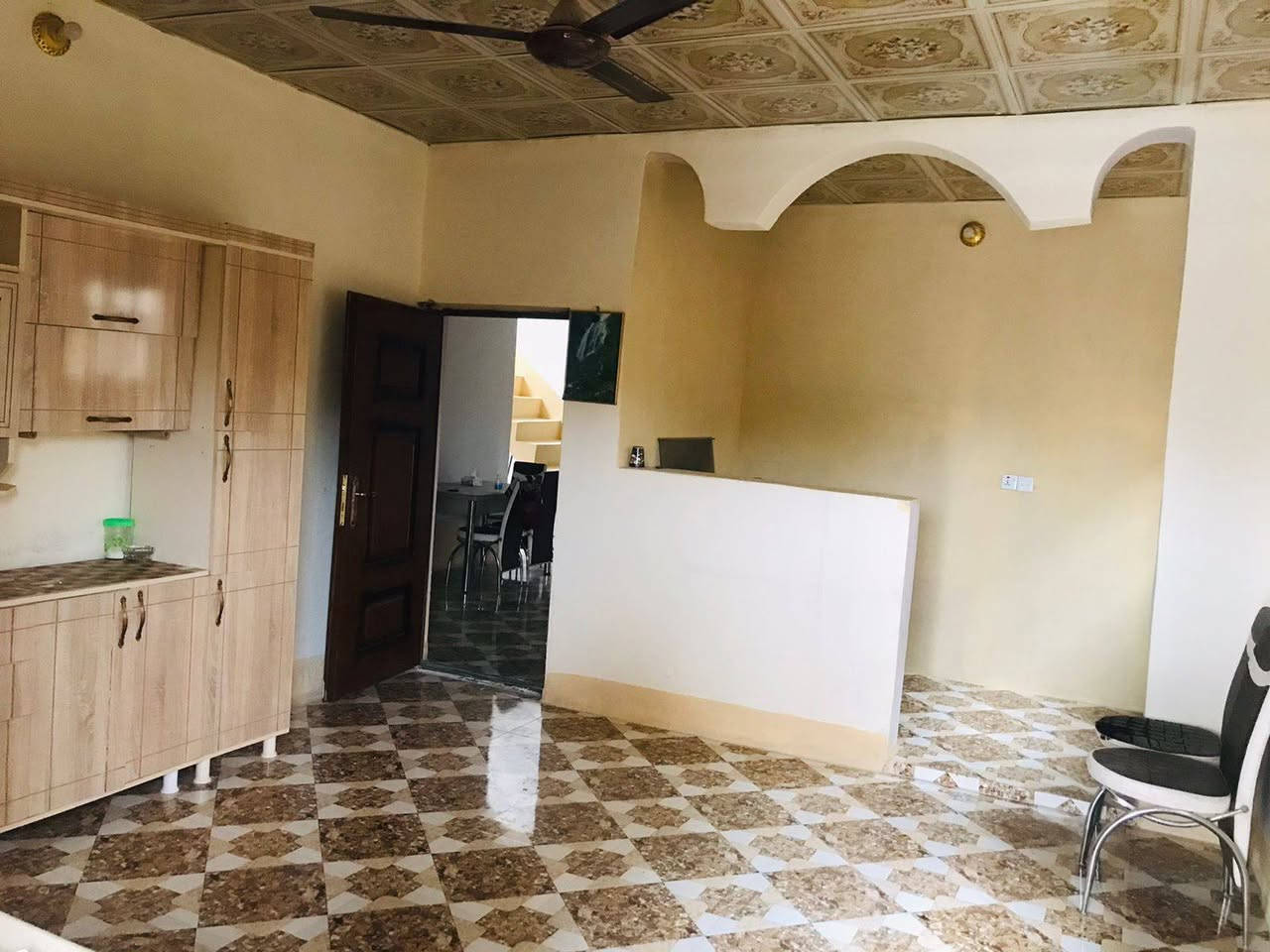 السلام عليكم 
بيت للبيع مع الاثاث في عرب حسين الجريش مكون من 3غرف وبمساحة كلية 400متر والسعر 55مليون للأستفسار الاتصال على الرقم ***********/***********
