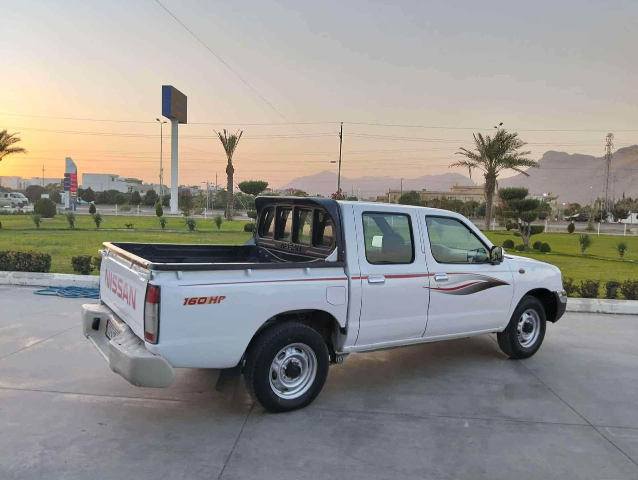 نيسان موديل 2012 
كير و مةكينة و اكسل بةشةرت 
تةبريد سارد و گةرم  بةشةرت 
كاربايةتى بةشةرت 
ناو سور جام كاربايى و باوةرة
سةنوى نوية تا 7/2029
عام بوياغة  تةنها دكمةى نيوان درگاى سايق و بشتى بيوةى  بيش و دواى كةبس بةشةرت 
زم .***********-***********
شوين رانية رانية, السليمانية
