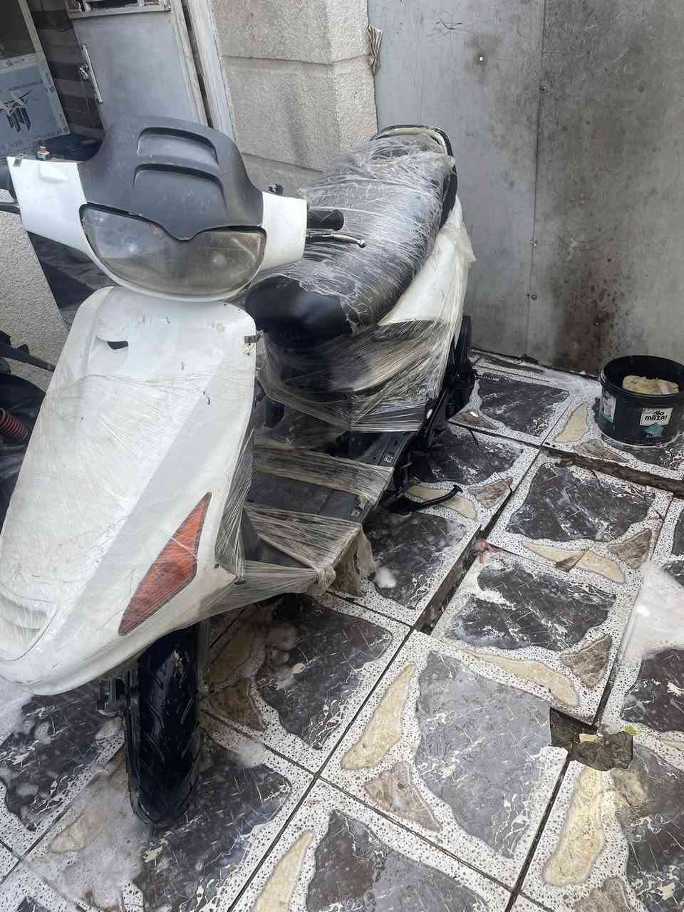 السلام عليكم دراجه يوماها فورتي سرعه ١٤٠ للبيع الدراجه نضيفه شلعه ومعدل فول مكينه ناعمه لاتبخيرولانضوح ولاتنقيص شغاله سلف وهندر كهربائياته كله شغاله تايرات جددت دراجه كامله السعر٢٥٠ الرقم *********** المكان حي الجهاد
