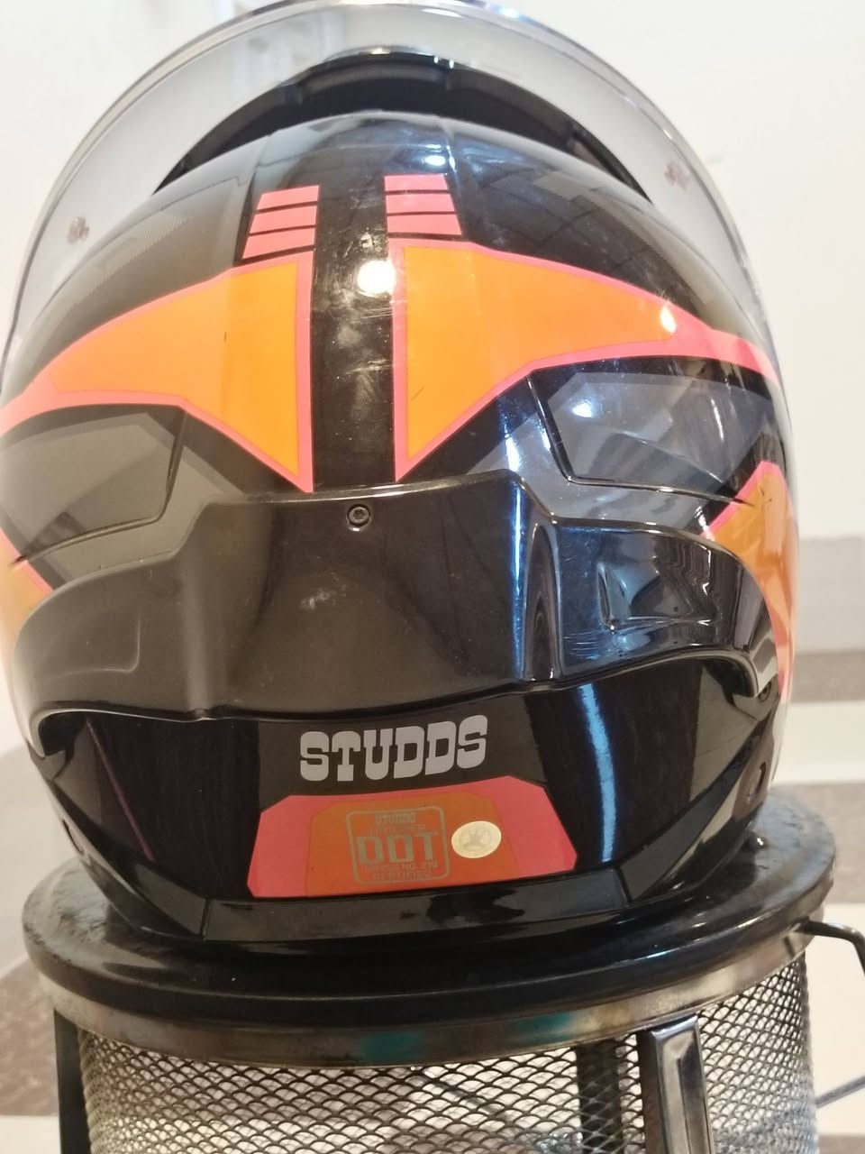 سلام عليكم خوذه اصليه للبيع السعر 45وبيه مجال خوذه جديده جلخ مبيها ***********
