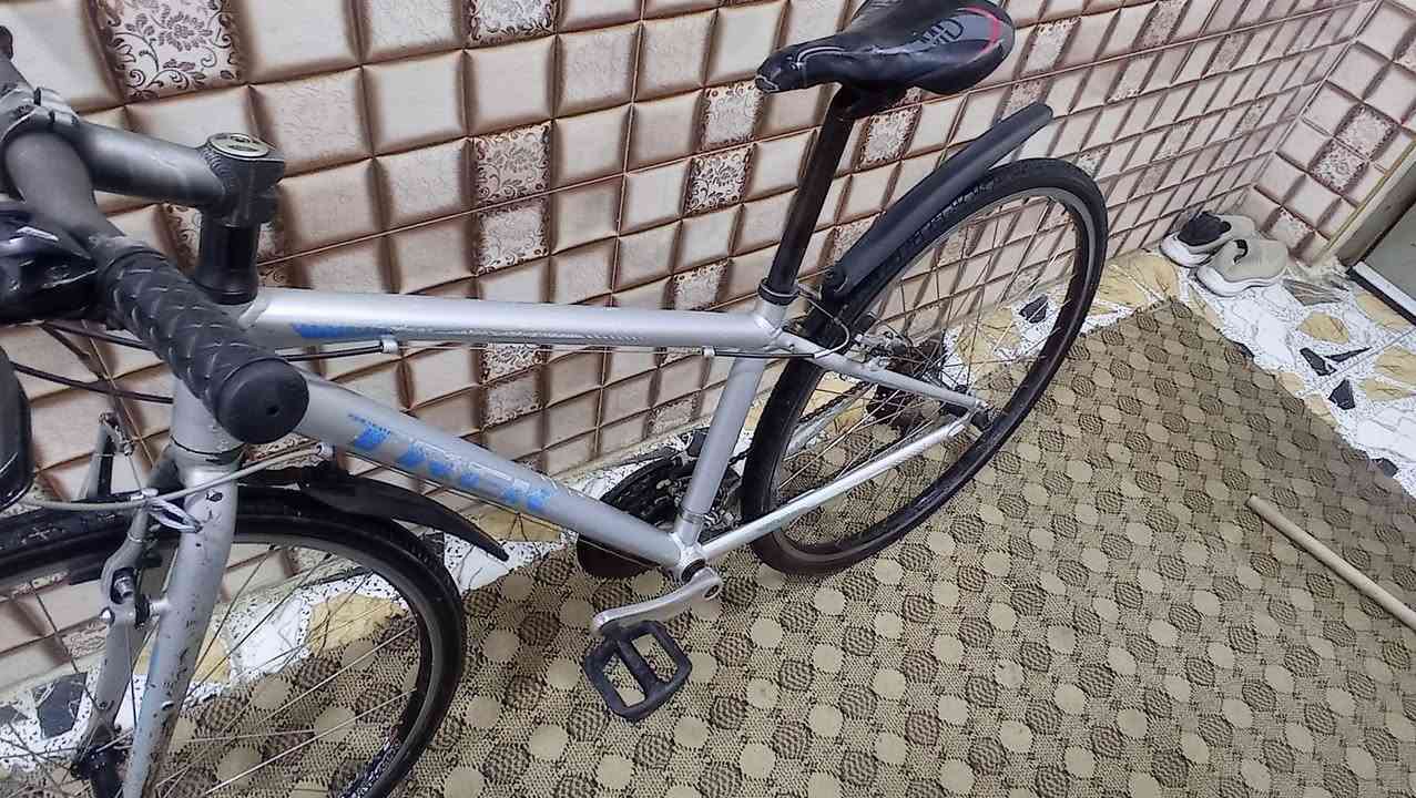 السلام عليكم 
بايسكل للبيع نوع TREK
مناقصه كل شي 
العنوان//موصل//حي السماح 
السعر 65 وبيه مجال بسيط للطيبين
للتواصل ***********
