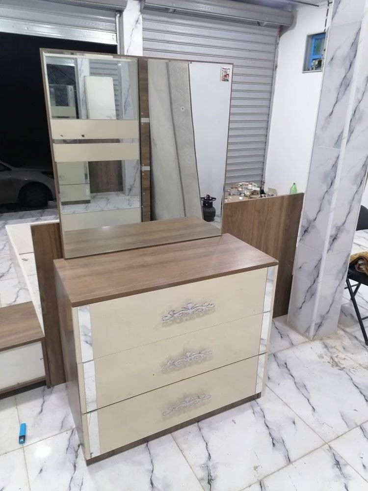 السلام عليكم.. باقي اخر غرفتين وحدة ٦ قطع ووحدة خمس قطع نظام سلايت.. وباقي مهد طفل هزاز وتخت نفر هوه والدوشك والكومدينة.. واسعار مال تصفية وراح ابيعهم باسعار حيل مناسبة لان هذا الاسبوع لازم اسلم المحلات.. للتواصل او الاستفسار هذا رقمي *********** والخاص مفتوح للكل راسلوني وبخدمتكم جميعا.. موقعنا حي البكر فرع نادي نينوى الرياضي.. تحياتي الكم 🌹
