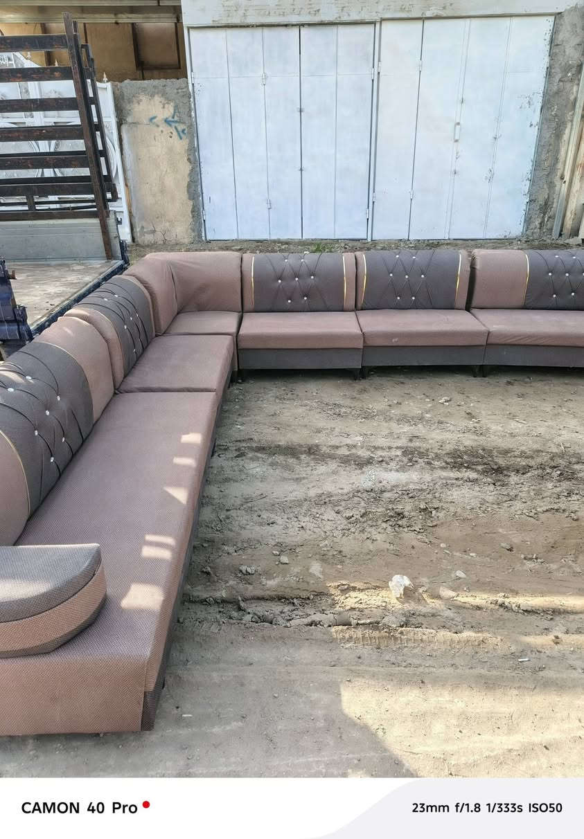 ديوان عدد ٢ يصير ٢٢ نفر شخط مابيه أخو الجديد إسفنج ضغط وخشب قوي وخالي من كل شيء يوجود لدينا خدمه توصيل الي باب بيتك
***********
