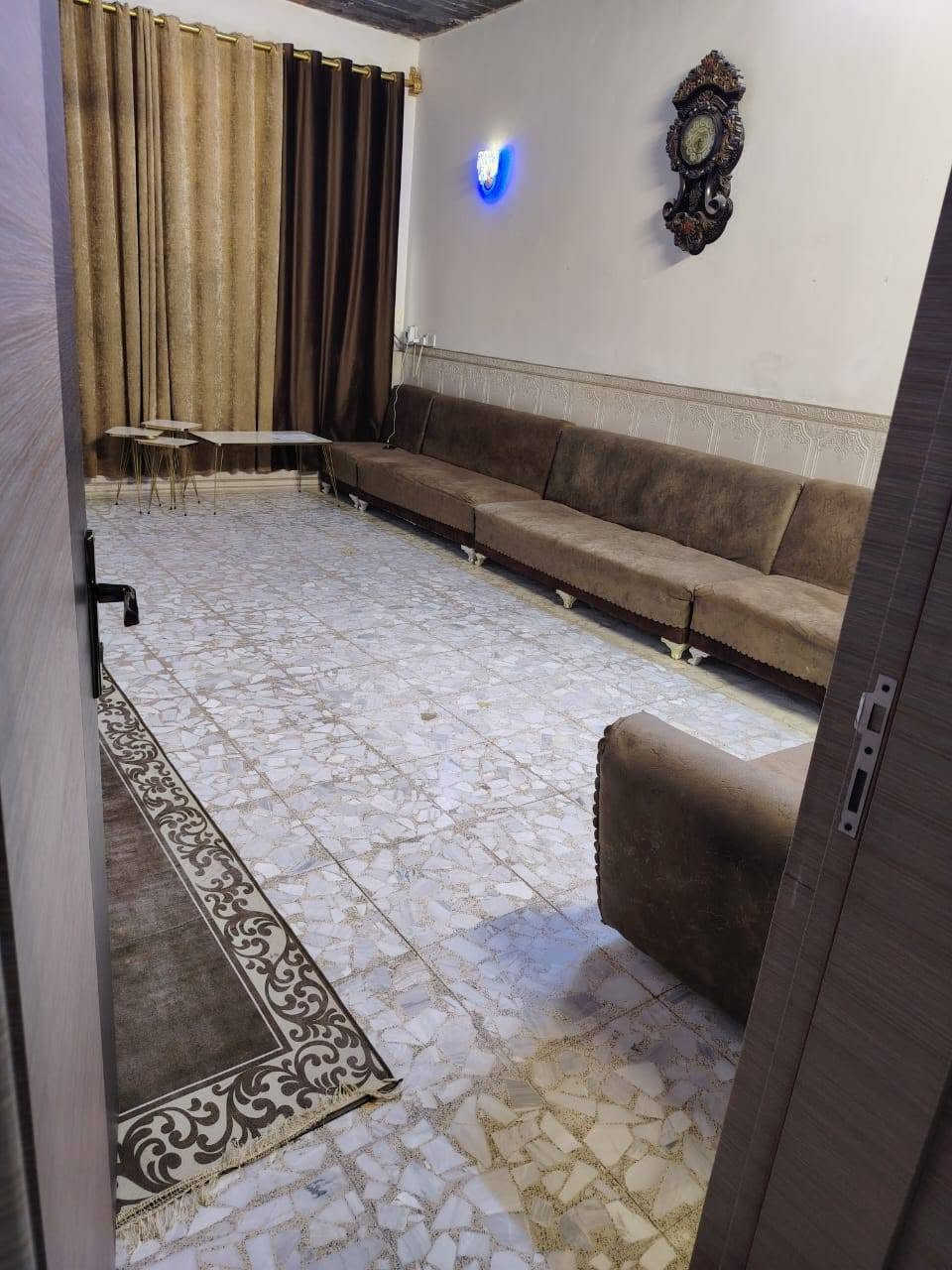 يالله بيت طابقين للبيع طابو زراعي سند25المساحه 200م يتكون طابق الأول غرفتين صاله مطبخ ستقبال صحيات داخليه خارجية مناور كراج بناء طابوق سقف مسلح الطابق الثاني غرفتين سويت  وصاله ومطبخ  بناء طابوق سقف مسلح خدمات كامله ماء كهرباء مجاري تبليط الموقع ممتاز كربلاء طويريج حي الرياض استفسار اكثر مراجعه مكتب الجمعيه للعقار حي الجمعيه شارع الوسط مقابل مجمع الرياضي مراسله واتصل  
*********** 
***********
