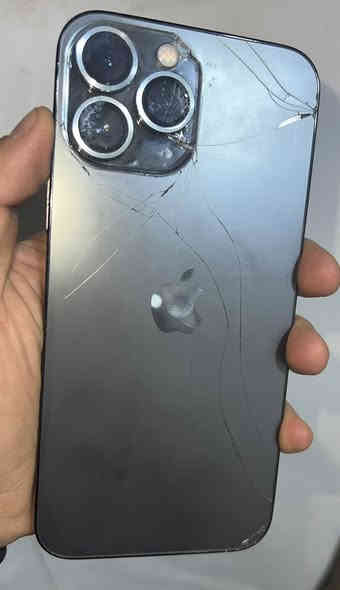 السلام عليكم 13 برو ماكس مفطور ضهر وشاشه وكله شغال اي خلل ما بي علفحص 
السعر450 الف الرقم ***********
