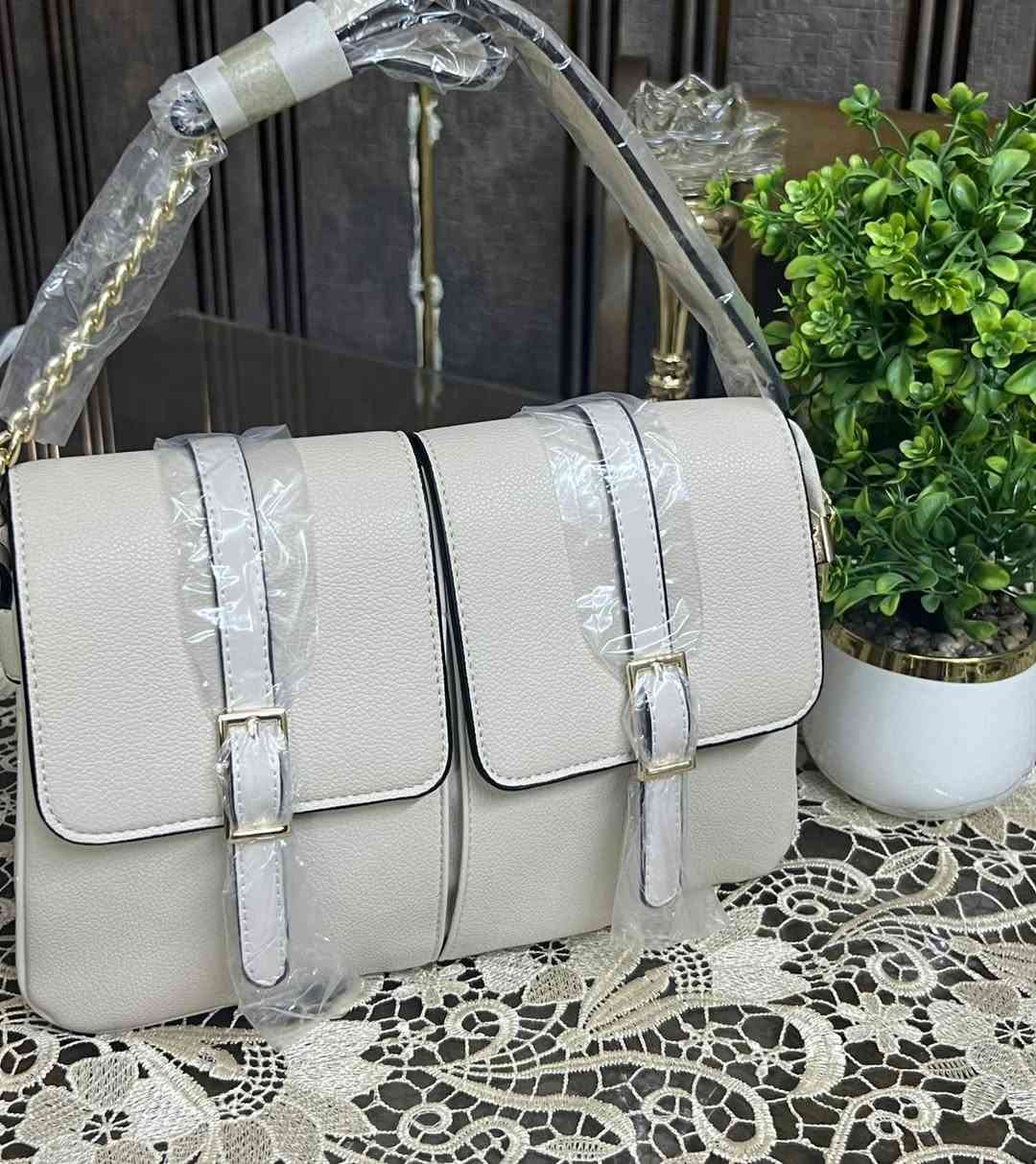 💡💡وصل الموديل الاكثر طلبا 💡💡
شنطة أنيقة بخامة فاخرة وتصميم عملي يناسب كل يوم وكل مناسبة ✨

🤍 أبيض
🤎 أوف وايت
🩶 بيج فاتح
🖤 أسود
🍫 بني شوكولاتة
 وردي فاتح 🩷

✔️ كوالتي ممتازة
✔️ جلد محبب فاخر
✔️ مساحة داخلية واسعة
✔️ تشطيب أنيق ومتين

📩 احجزي لونج المفضل الآن
🚚 توصيل لجميع المحافظات 
السعر 25 الف
#fashions #styleicon


**إذا كنت صاحب هذا الإعلان وتريد حذفه لأي سبب، رجاءا أرسل رسالة إلى الدعم الفني**