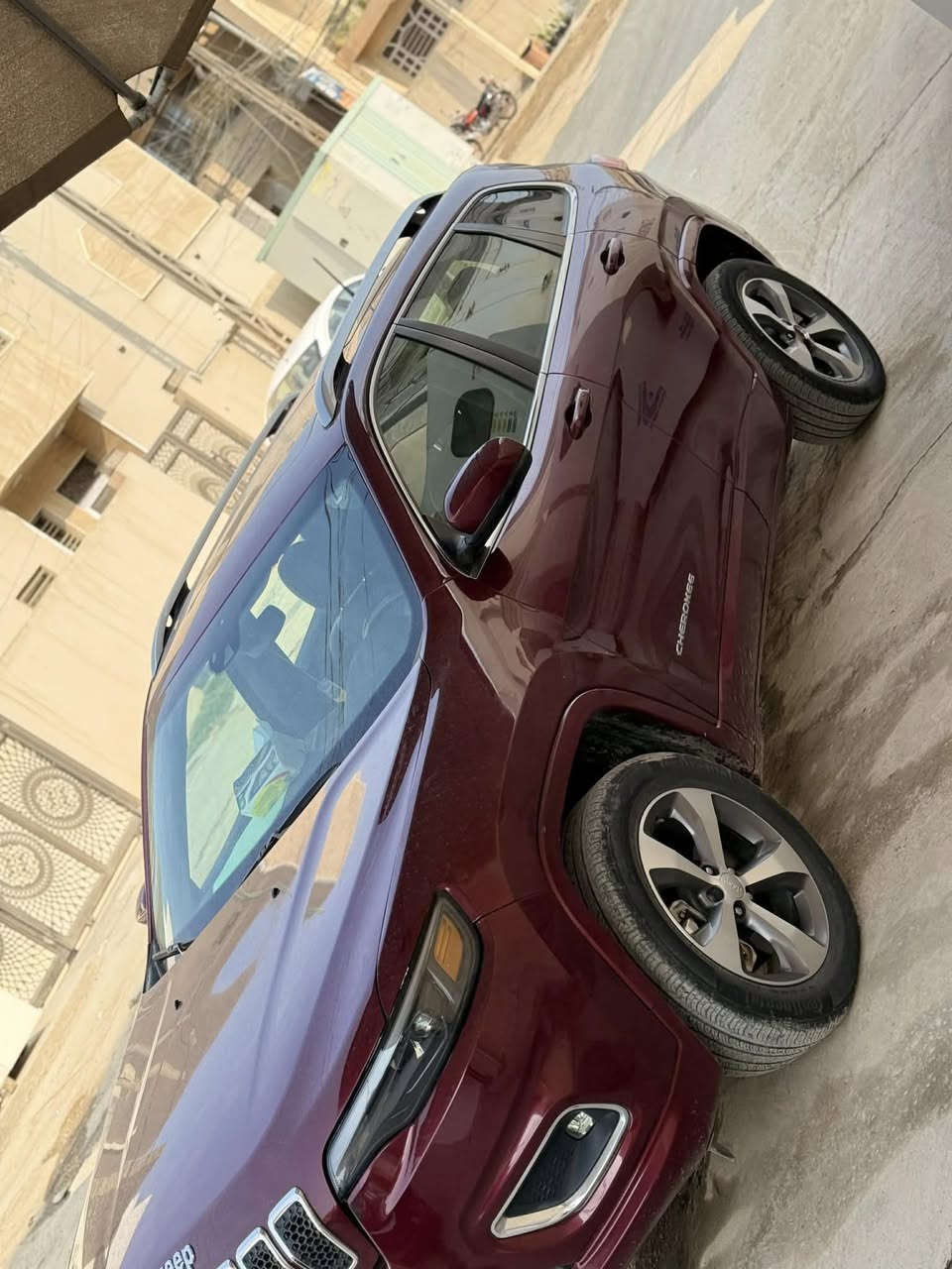 السلام عليكم جيب شيروكي موديل 2021بيه صبغ جاملغ وبنيد بدون دواخل رقم اربيل باسمي 
فول مواصفات 
لايت زنون Led
رادار امامي 
ويل كب 
اشاره بالمري 
كشن كهربائي 
كشن جلد 
تحكمات ستيرن 
شاشه كامره خلفيه 
محرك 6سلندر 
ماشي 17الف
***********
السعر 140$وبيه مجال
