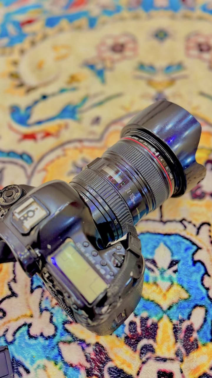 سلام عليكم
كامره كانون 5D مارك 3 

عدسة رنك احمر 24:105 

عدسة 50m 

شاحنة الأصلية وبطارية الأصلية وحقيبة 

السعر مليون و١٠٠ 

مكاني الديوانية آل بدير 

رقم الهاتف *********** ☎️
