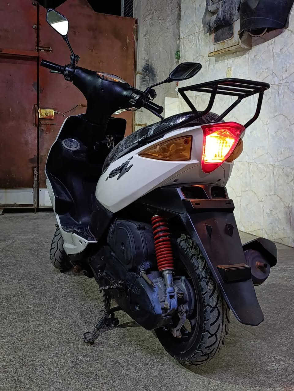 السلام عليكم 
         دراجه ماكس مضلع للبيع دراجه كفاله نضافة ٩٠٪ كامله الدراجه من الطول للطول كهربائيات كلها شغاله لايت زنون بك لايت سكن اشاير هورن عداد سرعه عداد بانرين سلف مكينه حلوة ونضيفه وناعمه الدراجه جديده صارلها شهرين طالعه حاوية السعر ٧٥٠ وبيها مجال للشراي عنوان ناصريه مركز رقم *********** هذا رقمي وبي واتساب
