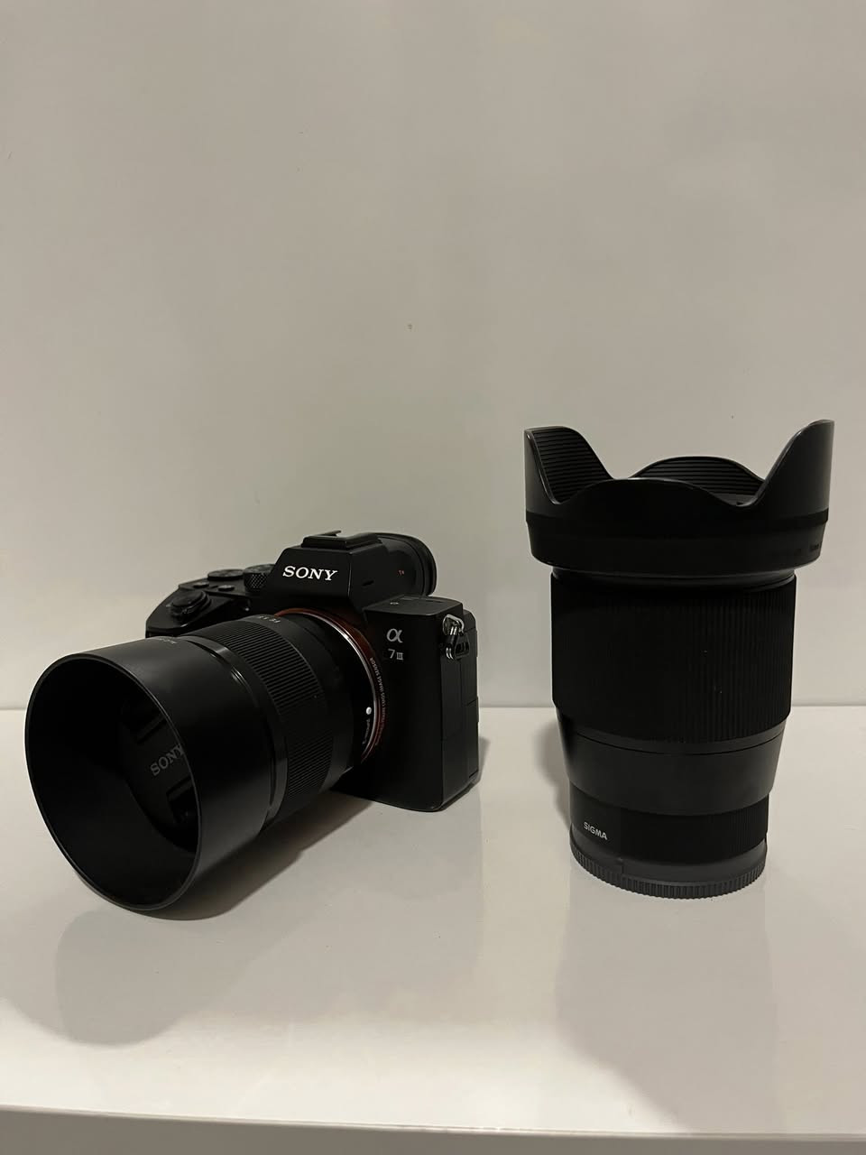 سوني a7iii
عدسه 50mm f1.8 

عدسه 16mm 1.4 

غراض نضيفه كلش شتر كدامكم 

السعر خاص  ***********
