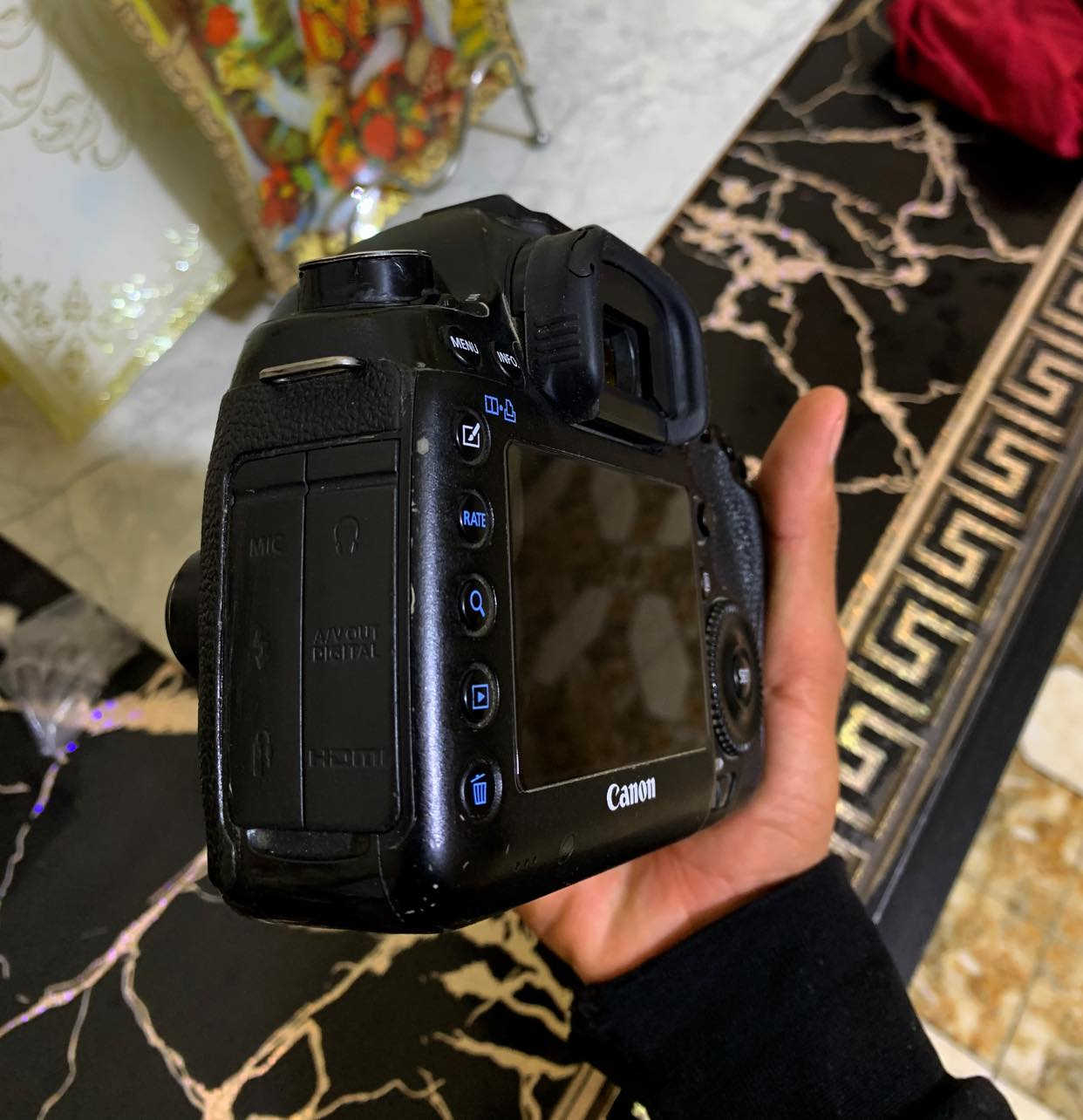 السلام عليكم عندي بدي 5D مارك 3 البدي نضيف يشهد الله اريد مراوس بدي مارك 4 عادي انطي فرق  مكاني بغداد جسر ديالى  هاذة رقمي ‭٠٧٧٣ ٩٥٣ ٦٦١٨‬ ❤️👏
