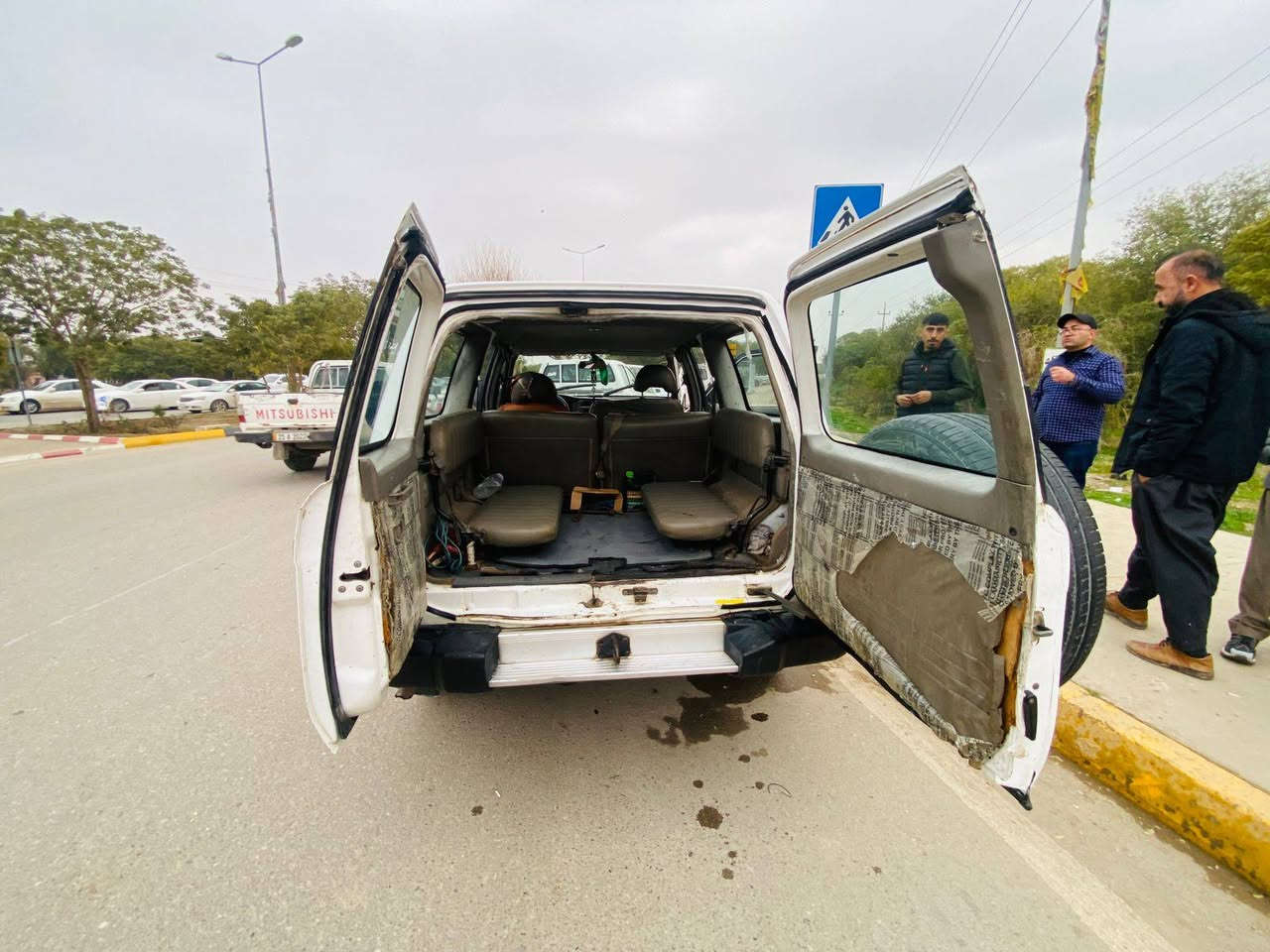 السلام عليكم اخوان باترول 2001 رقم اربيل رقم دولي ثاني يوم التحويل باسمنا مكينه كير لوكير شرط البدي شوف العين والتايرات نص عمر موجوده في بغداد السعر 90 ورقة للتواصل هذا رقم صاحبها يوسف ***********
