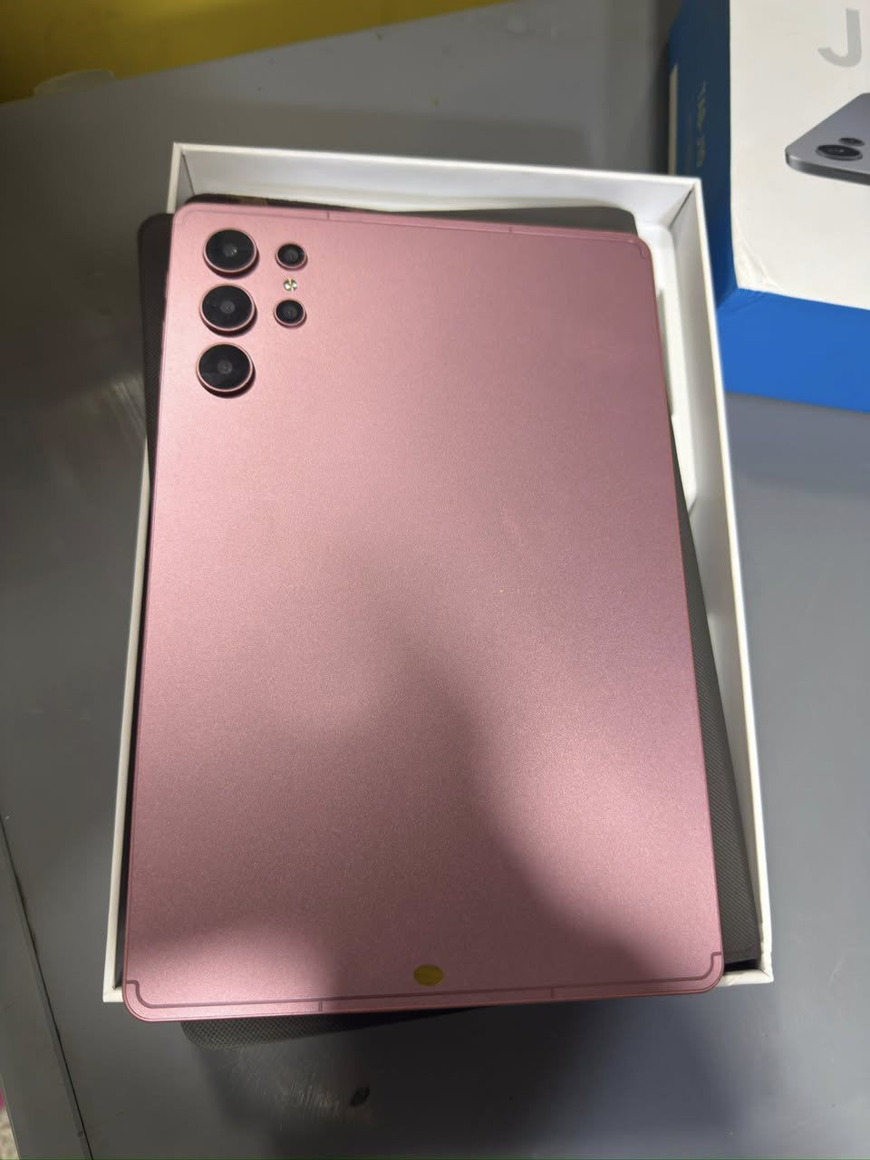 السلام عليكم شباب 
ايباد لبيع ذاكرته واحد تيره 
يشغل بوبجي 60فريم
موصفاته 
قلم تحكم 
كيبورد +ماوس
اسعر 250وبي مجال 
الاتصال 
***********
ملاحظه لاجهاز مستخدم ٣تيام فقط
