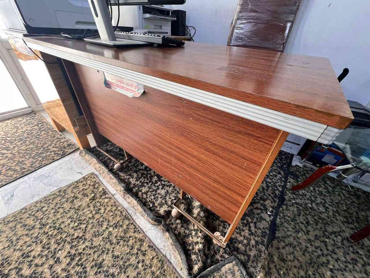 للبيع ميز  مكتبي نظيف مع قاعدة حديد  120/60  السعر 90 الف 
***********
