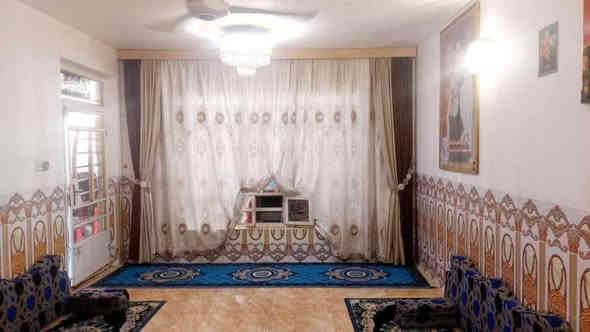 بيت مساحه ١٥٠ متر  واجهه ٧ونص يقع ع شارع عشرين قرب شارع الحمداني طابقين ٤ غرف نوم المحموديه حي العسكري الجديد ال ١٨  شارع الشيخ جاسم  السعر ١٢٥ مليون وبي مجال 
الامراء للعقار *********** واتساب ***********
