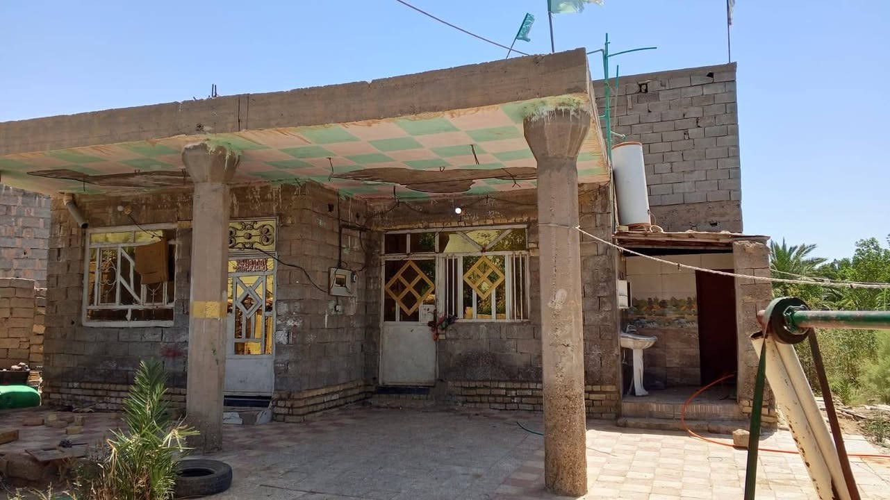 سلام عليكم دار للبيع يحتوي عن غرفتيــ2ــين نوم5×4 وصالة ظيوف10×4 ومساحت درج وستقبال 6+4 وحمامات داخليه وحمامات وتواليت خارجيه  وارض وره الدار بيه بل دونم وحديقه بصف الدار طولاينيه الدار ويا تانكي مي ابو 500 +كيزر +14نخله تمر (يبعد عن النعمانيه 7كيلو شارع المتنبي و الزبيديه بستان بيت سيد جوده العوادي يبعد عن الشارع 200متر خطين مي)(مي اساله +مي نهر) باقي التفاصيل على رقم الهاتف
 ***********
***********
