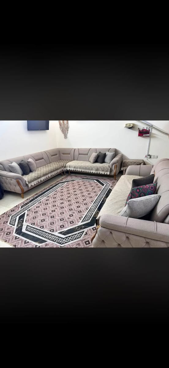 بيع تخم جديد ونظيف جدا مده شراء صار سنه 
السعر مليون وربع. 
القياس 7 امتار 3 قطع كبيره وقطعه زاويه 
اتصال ***********
