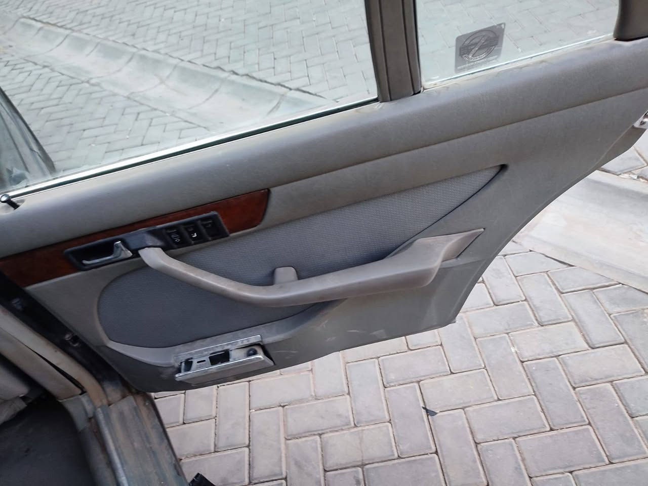 السلام عليكم مرسيدس جامبو رئاسي باب طويل محرك بطة رياضي ديلكو 3000 رقم ديالى انكليزي السيارة عوزهة ترتيب كهربائيات وصبغ عام وتطبيك بيبان السيارة خير من الله اطلع بيعة وين ميعجبك تبريد لو كمبريسر لو فريز لأن شحنتهة قبل فترة وتبريدهة يخبل بس ورة ساعتين رجع بس هوة وبعد ما شفتو شبي السعر 45وبيهة مجال حك جيتك وغداك     *********** واني خادم للطيبين
