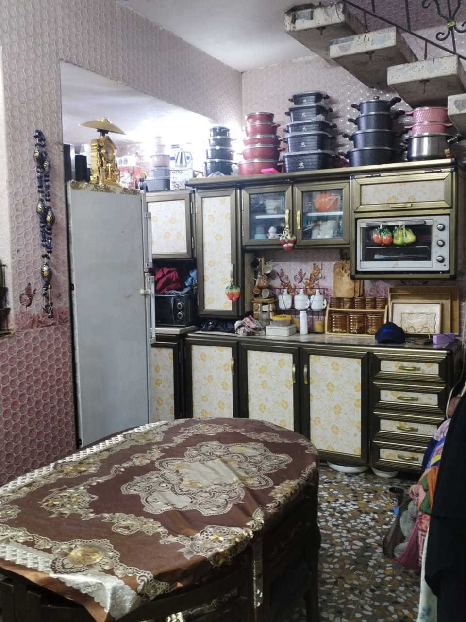 السلام عليكم بيت 50 متر للبيع شارع الغربي مقابيل قطاع السابع قرب اسواق 24 ساعه يحتوي البيت من استقبال كبير ومطبخ ومطبخ حار والطابق الثاني يحتوي من غرفه كبيره وحولي وحمام والطابق الثالث بيتونه وسطح شتايگر للاستفسار الاتصال على الرقم ***********
