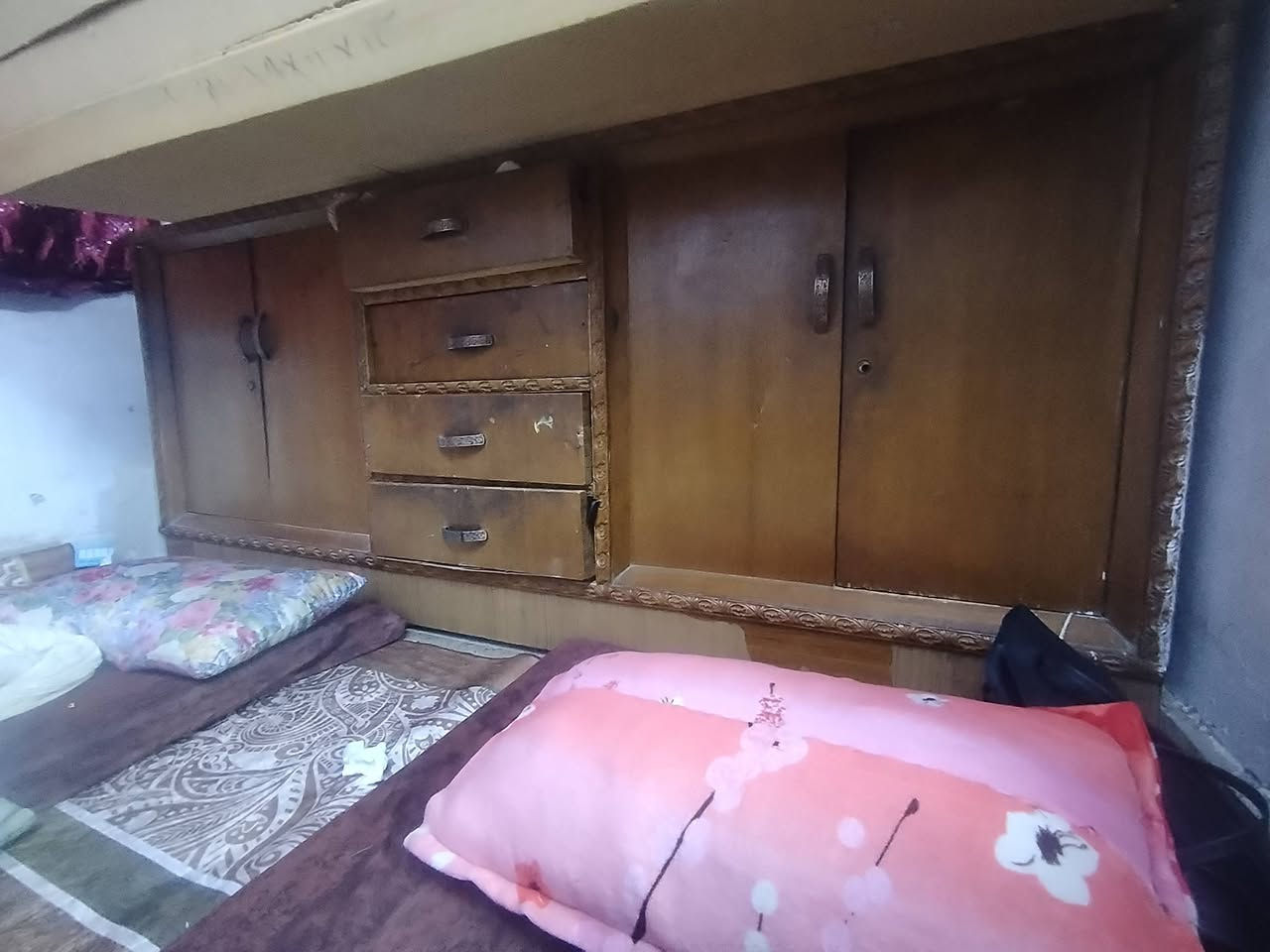 السلام عليكم بوفيه تكمه طول مترين وربع للبيع سعرهه ٦٠ وبيه مجال بسيط جرباية كلش نظيفة سعرهه ٣٥ حي الجهاد ***********
