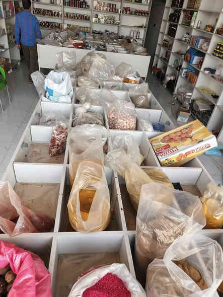 تصفيه محل كل ما موجود داخل المحل للبيع وباسعار اقل من الجمله 
المكان على اربع شوارع بين حي الوفاء ومهندسين سيف سعد للاستفسار التواصل على الرقم 0771 428 1642
