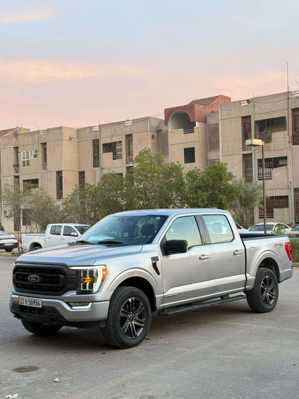 ﷽

‎‏‎ ⚜️للبیع

‎‏‎‏⚜️ FORD F-150 XLT ⚜️ / 2023
للبیع فورد F-150 ⚜️

لون ; رمادي ممیز🪽

مودیل ; 2022

مواصفاتها XLT : سبورت السياره👇
محرك: 6 سلندر 🔥🔥
محرک:3.5 دبل توربو ⚜️
باب طويل بدي قصير 
كشنات كهرباء 
قاصه دشبول
بريك بصمه
سبير منازل
لايت  LED 
اوتو ستوب 
شاشة الكتروني 📱
التحكم في وضعيات القيادة 🔥
رادارات (خط مسار * جانبي * خلفي)☑️
تخم حساس ✅
كاميرا خلفية🎥
ويل كروم اصلي 🛞
رادار توقف ذاتي 
بلجكتور ليت بيلادي ◽️
تحديد مسار 🚦🚥
شاحن تايب سي ⚡️
سستم شاحن الایفون 📞
شاحن 🔌 USB

السياره جديده 

 السیارە ماشیە ٣٤ ألف   

السیارە حادثها بجم بس وصلت العراق محرك شغال وتمشي. 
البنيد مبدل نفس اللون جاملغ ايسر مصبوغ والباب مال السائق والخلفي على ربع الباب أو شويه اكثر صبغ بسبب ضربه خفيفه والجاملغ الايمن بالحافة الفوك صبغ قليل جدآ📌

سعرها: ٢٩٨ وبيها مجال

للأستفسار الاتصال على ; *********** بغداد, العراق
