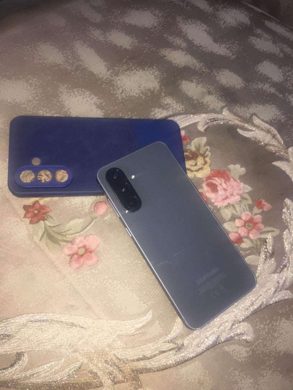 سامسونك A56 5G

مستخدم لووووووك 
الجهاز استخدام كلش قليل 
الذاكرة 256 كيكابايت 
الرام 12 كيكابايت قابل للتوسعه 
مواصفات هاتف 
📱 الشاشة : 6.7 إنش Super AMOLED 120Hz 
🚀 المعالج : Exynos 1580 4nm 
📸 الكاميرا خلفية :  50MP + 12MP + 5MP 
🤳 الكاميرا الامامية : 12MP
🔋البطارية : 5000mAh ⚡️ شحن 45W
🤖 النظام والواجهة : Android 15 | One UI 7
💦 مقاومة الماء والغبار : IP67
السعر 450 الف دينار
العنوان بغداد البلديات *********** بغداد, العراق
