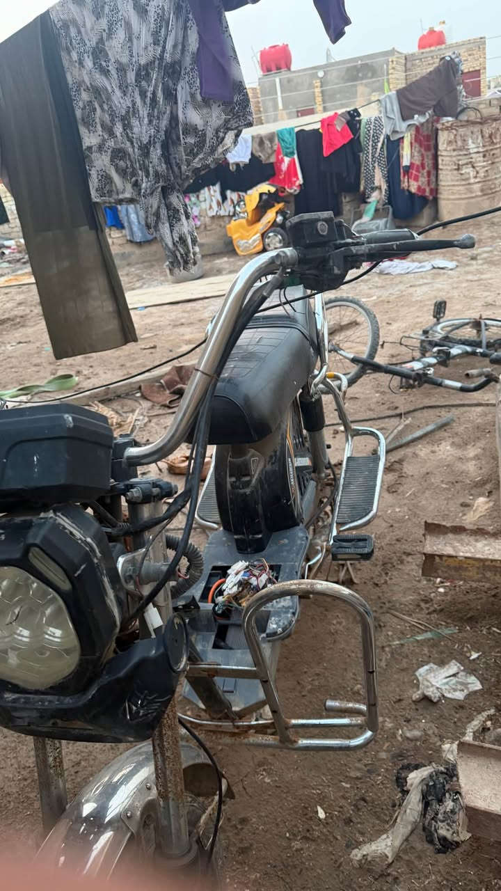 سلام عليكم دراجه شحن لحجم لكبير دراجه نضيفه وجاهزه من كلشي عوزه فقط باتري لسعر 150وبيهً مجال عنواني ميسان حي العسكري *********** عمارة, ميسان
