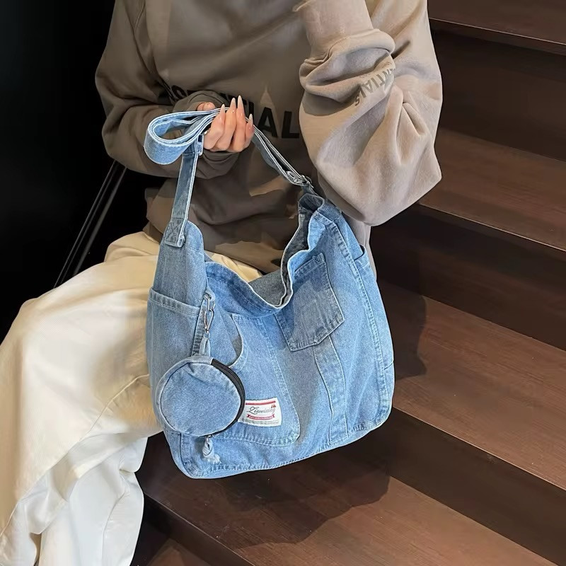 ⁨	✨ حقيبة جينز عملية وعصرية ✨

👜 خامة جينز مميزة بتصميم كاجوال يناسب الطلعات والاستخدام اليومي
🤍 واسعة وتكفي أغراضك الأساسية بكل راحة
🎁 مرفق وياها البوچ الصغير مثل ما موضح بالصور

💰 السعر: 18,000 دينار فقط
🚚 التوصيل: 4,000 دينار لجميع محافظات العراق
✅ ضمان فحص القطعة أمام المندوب قبل الاستلام

📩 للحجز أو الاستفسار راسلينا على الخاص، والكمية محدودة 💕⁩
. 
. 
. 
. 
. 
#jeans #جينز #حقيبه #جنطه #اكسبلور_explore


**إذا كنت صاحب هذا الإعلان وتريد حذفه لأي سبب، رجاءا أرسل رسالة إلى الدعم الفني**