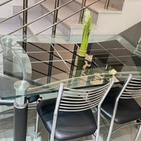 ميز نظيف جدا مع ٦ كراسي العنوان بغداد الكرخ  07704366671