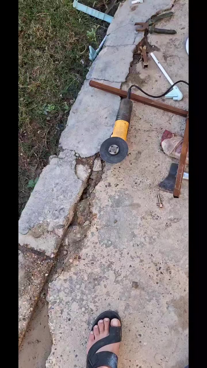 طلعن تايرات عربانه حورتها حماله دبة غاز وقارورة ماء سهلة الاستخدام سعرها ١٥يتوفر توصيل ٥الاف
***********
