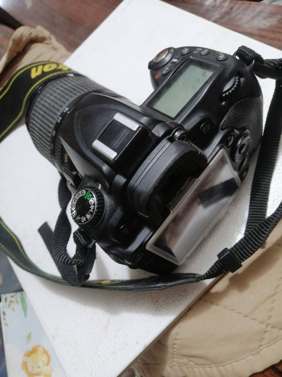 السلام عليكم 
عندي كاميرا نيكون D90 شغاله وياها بس الرام والشاحنه سعرها 225 الف
مكاني بغداد جميلة شارع خير الله ***********
