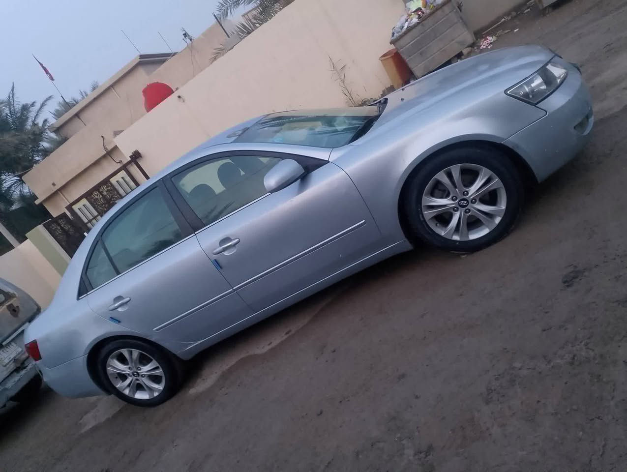 السلام عليكم عدي سوناتا 2007 6 سلندر محرك 3300 رقم بغداد باسمي بدون نقص سنويا 2030 محرك بدون تنقيص بدون بخار بدون رواجز دن درجة اولى كير قبل 6 ايام شديته كامل السيارة بدون شاصي او لغد او داخل سيارة وارد امريكي صدر خلفي امامي كامل بيها تكشير بالقمارة مكانين ويحتاج الها صبغ دعاميات امامية وخلفية اريد مرواس ويا امبالا 3600 والداخل حيل جديد ونظيف كل كهرباء السيارة شغالة 
***********
