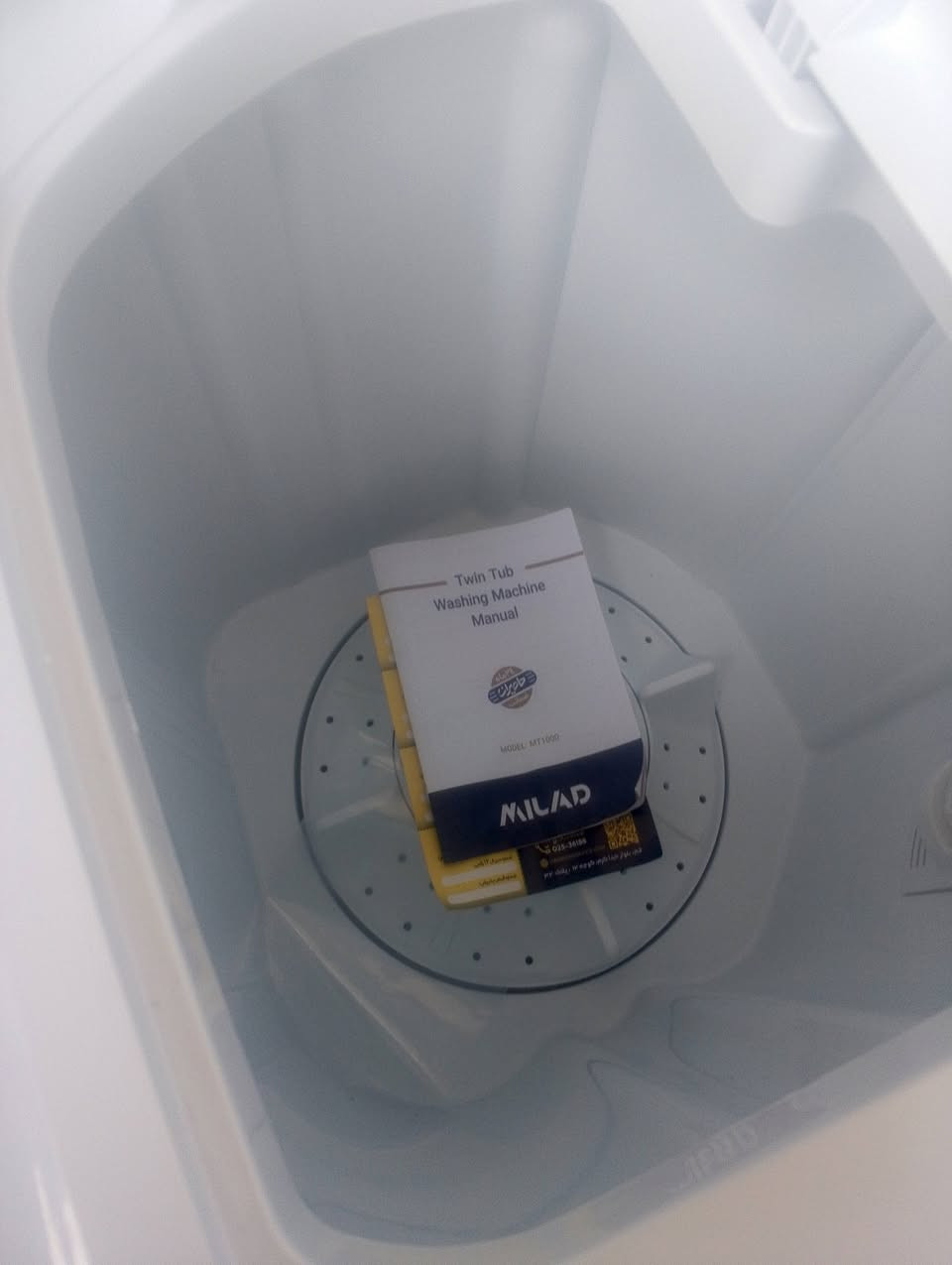 غسالة ملابس جديدة بعدهي بلكارتون مامستعمله حجم 18 ونص كيلو السعر 125 مكان بغداد ***********
