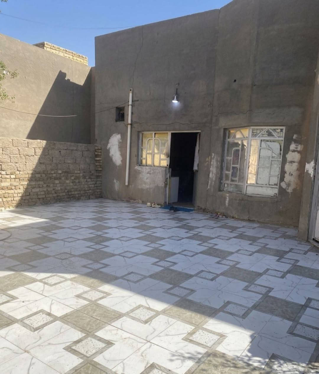 #الدار_للبيع
العنوان حي الشهداء نهاية شارع مكتب الغاز مساحته 260م يحتوي ع استقبال (ديوانية) ومطبخ و3 غرف وصالة وحمام داخلي وخارجي وحديقة وساحة (طرمة) جبيرة للأستفسار خاص او الاتصال بالرقم أو الواتساب كلشي متوفر ***********
