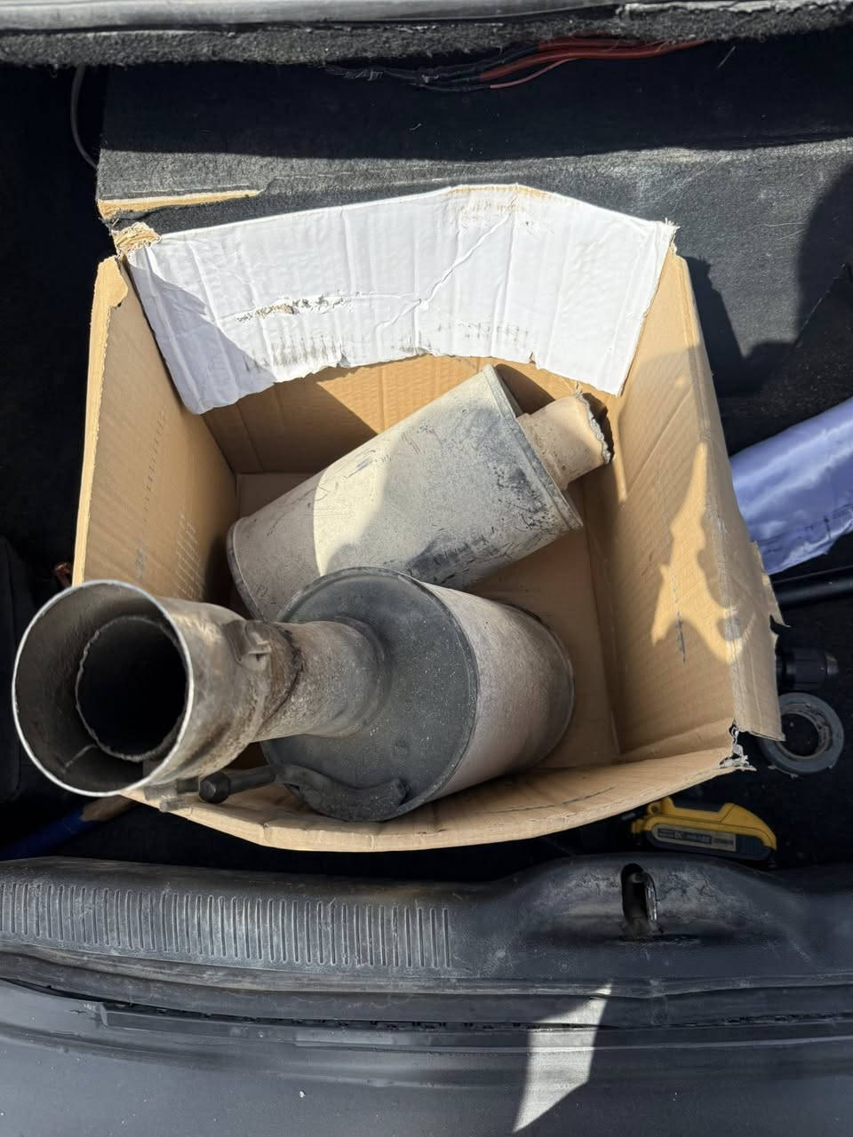 السلام عليكم عندي دبات سود البيع والسعر خاص ***********
