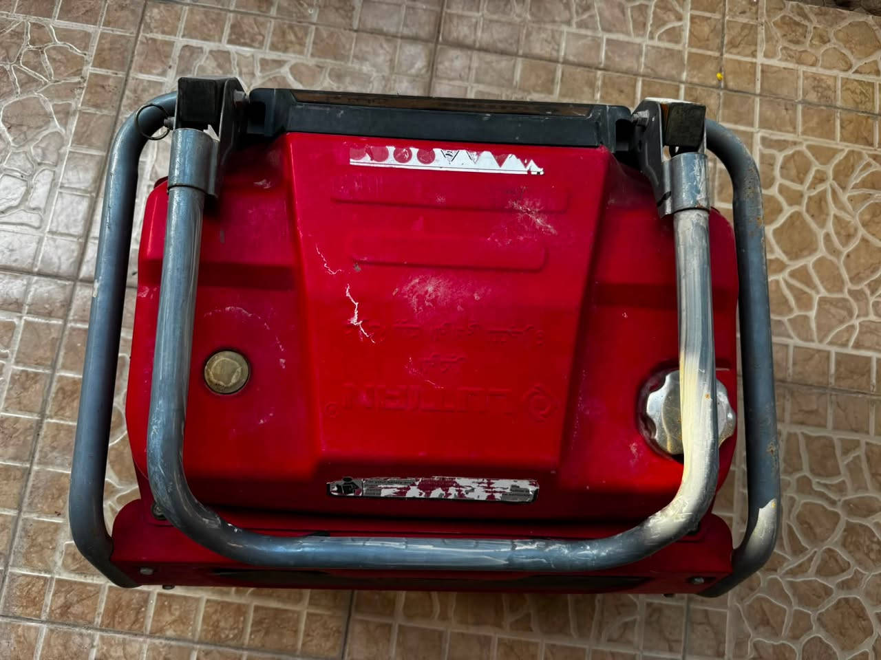 مولدة LUTIAN LT3990E للبيع

• القدرة التشغيلية: 2500 واط
• أقصى قدرة: 2800 واط
• تعمل على البنزين
• تشغيل سلف بالإضافة إلى السحب اليدوي.
• تحتوي على منفذين 220 فولت.
• مزودة بـ عداد فولت لمراقبة الفولتية.
• تحتوي على قاطع حماية (Circuit Breaker).
• مخرج 12V لشحن البطاريات.
• مزودة بعجلات ومقابض لسهولة النقل.

المولدة شغالة وجاهزة للاستخدام، وحالتها جيدة كما موضح بالصور

السعر : 250 الف دينار
للاستفسار : ***********
المكان : شهربان - حي المعلمين
