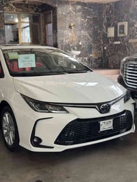 كورلا هايبرد • ٢٠٢٥ • جلد احمر