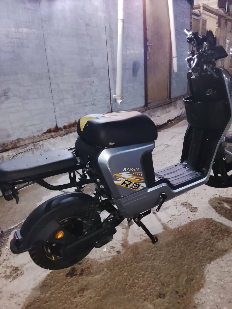 السلام عليكم دراجه شحن R9 من شركه الريان بطاريات ريان اصلي ما مبدله الدراجه مكفوله بيها نقوصات كشن وبربرينات وشخطه بل كڤر الدراجه تجي وياها بصمتين وبايدرات ومرايات وشاحنه اصليه الكهربائية كلها شغاله ملف بلادي 5بطاريات العنوان بغداد الدوره ابودشير السعر 375 وبيها للطيبين*********** وتساب
