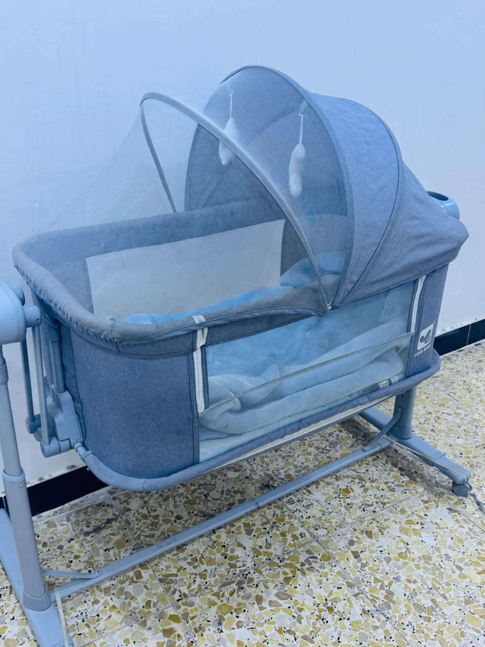 السلام عليكم 
كاروك طفل استعمال قليل سعره ٧٠وبي مجال 
مبرده سعرها ٥٠
ميز تلفزيون ب٢٥
للاستفسار ***********
