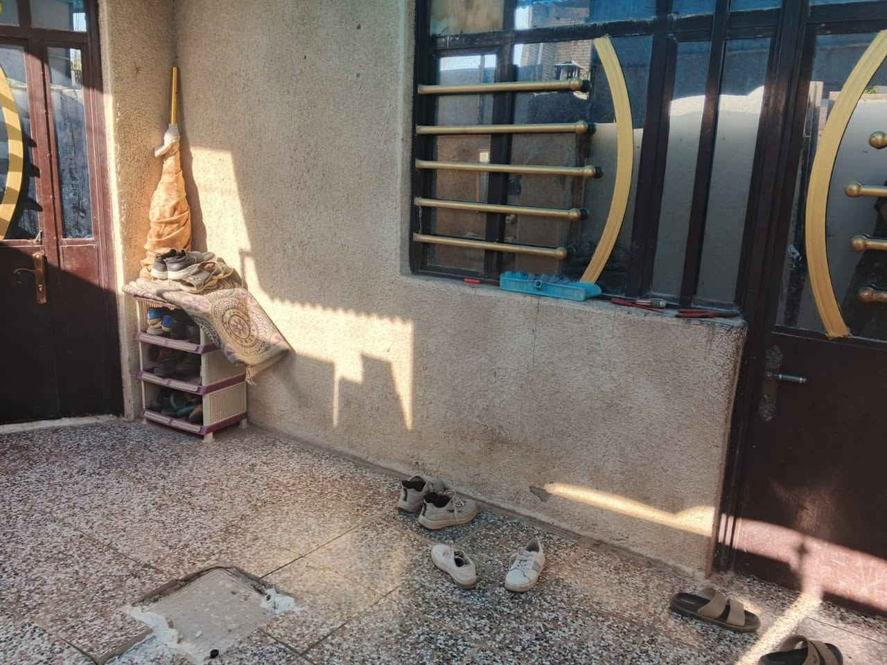 السلام عليكم بيت للبيع مساحه ١٠٠م مربعه يحتوي على ٣ غرف وصاله واستقبال ومطبخ حار العنوان حي البتول شارع مدرسه الخيرات قرب أسواق عباس الساعدي للاستفسار *********** او مراسله خاص
