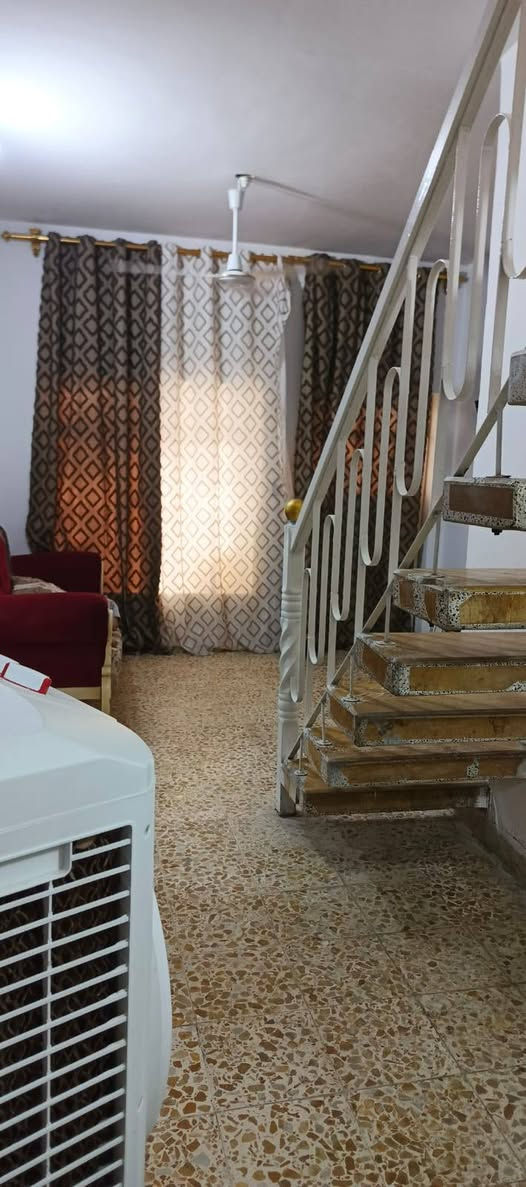 سلام عليكم
بيت 100م مربع ركن نادر كراغول شارع زين العابدين ع متكون من غرفه وهول واستقبال ومطبخ وصحيات داخلية وخارجيه سعره 68

وبي مجال قيل 

للاستفسار 

***********
