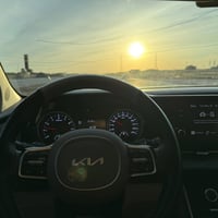 كيا كرنفال  موديل2023  السياره خط واحد بانزين مكينه 6v  رقم بغداد خصوص...