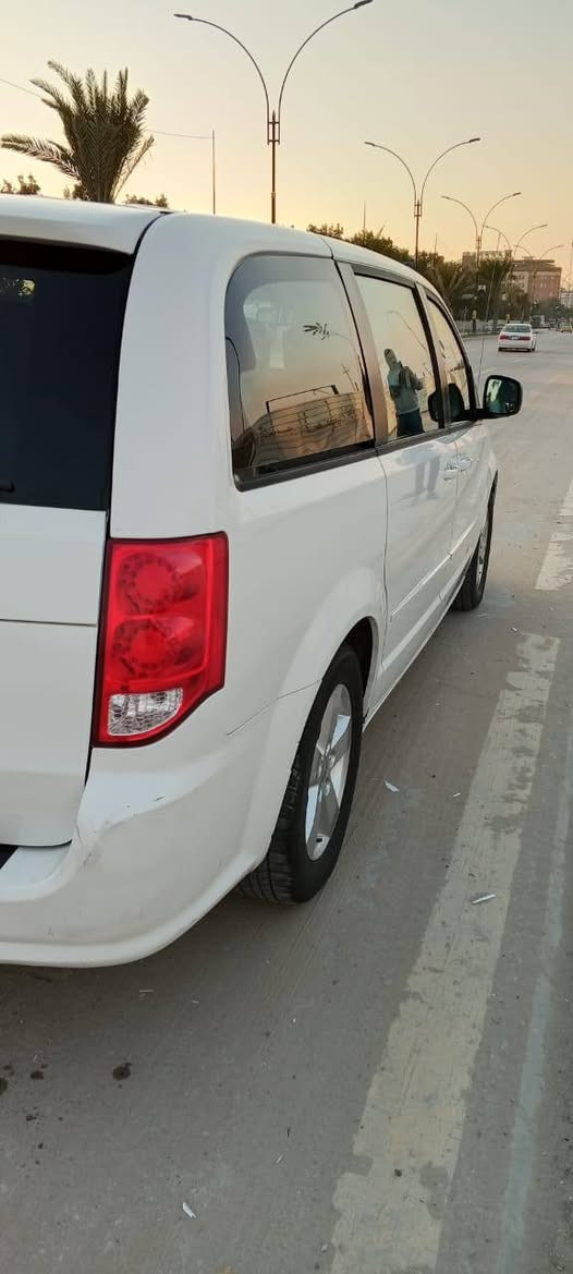 السلام عليكم 

دوج كرفان للبيع 
موديل 2013

( المواصفات ) 

نضام مانع انزلاق 
نضام توفير الوقود 
مقاعد ملكي سياحي بلع 
ثلاث قطع تبريد 
كشنات قماش
تحكمات ستيرن 
كامره خلفيه
رقمها بغداد 

6 سلندر 

السياره مواصفات معروفه

السياره بيها منضومه غاز جديده

السعر145$) وبيه مجال 

الاستفسار***********
