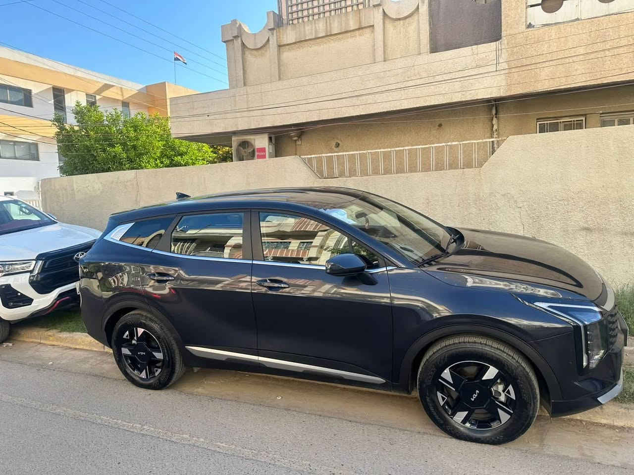 السلام عليكم للبيع سبورتج موديل ٢٠٢٦ الشكل الجديد امريكي ماشيه ٤ الاف بدون ايرباگ بس جاملغ امامي يمين صبغ محرك ٢٥٠٠ بانزين طبيعي وگير ٨ نمر اللون نفطي مواصفات عاديه بصمة ورادار امامي وحساسات اماميه وخلفيه وتحديد مسار واوتو هواد وهاند بريك دگمه وشاشة كبيره متصله وعدادات ديجيتال وبعد مواصفات مكانها بغداد السيديه  للاتصال *********** او *********** واتساب بيهم او خاص ماسنجر والسعر مناسب بالنسبة لحادثها وموديلها ونظافتها ٢٢٥ ولتقارنها بالخليجي الزيرو رحمة لأهلك كلشي اكو بالسوگ والسياره رقم بغداد بأسمي
