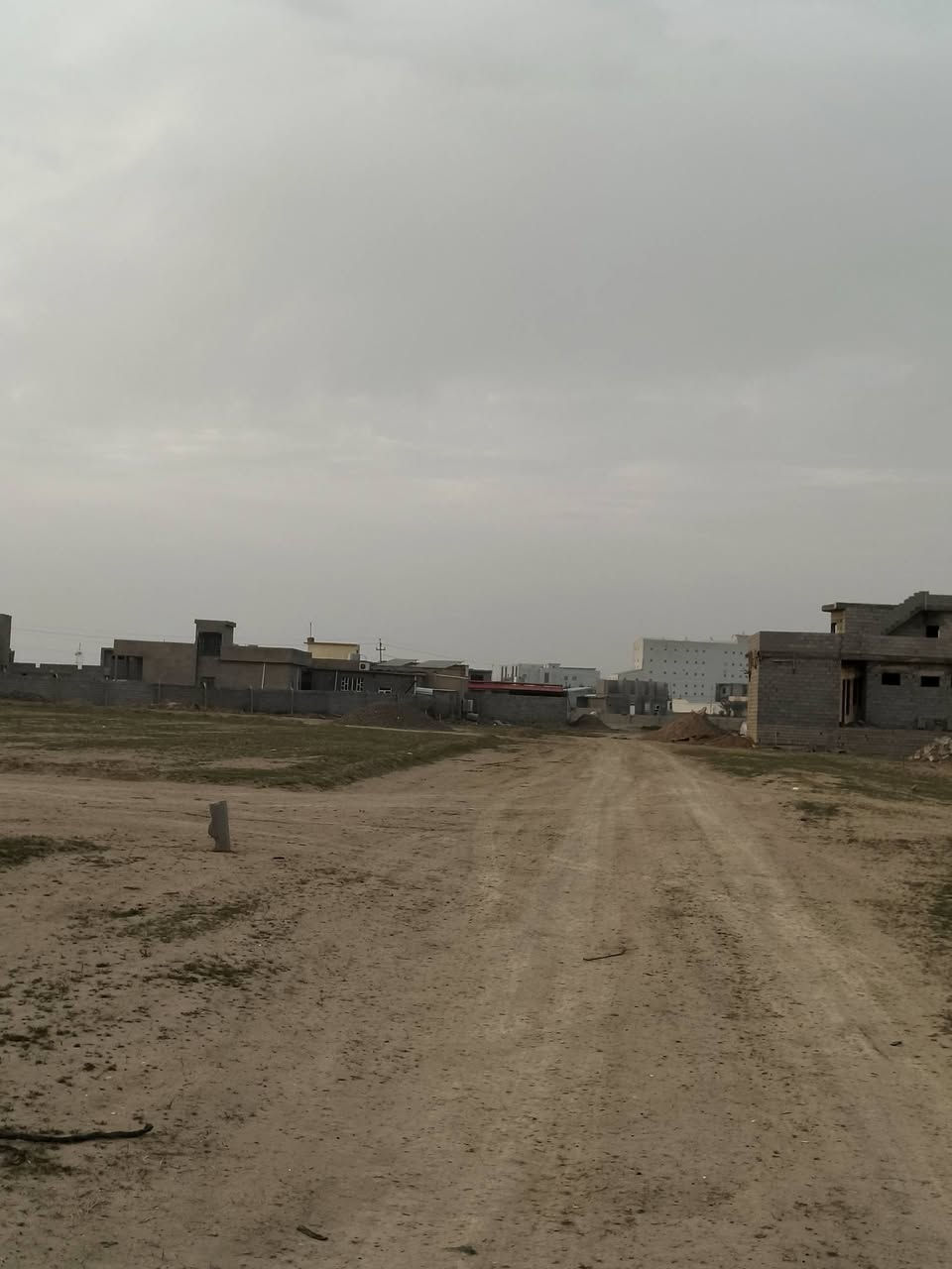 ارض للبيع (٥٠٠متر و) ( ١٠٠٠متر )شارع ١٥متر وشارع١٠متار واهلها جميع الخدمات قريب من جامعة النبراس قضاء العلم ***********
