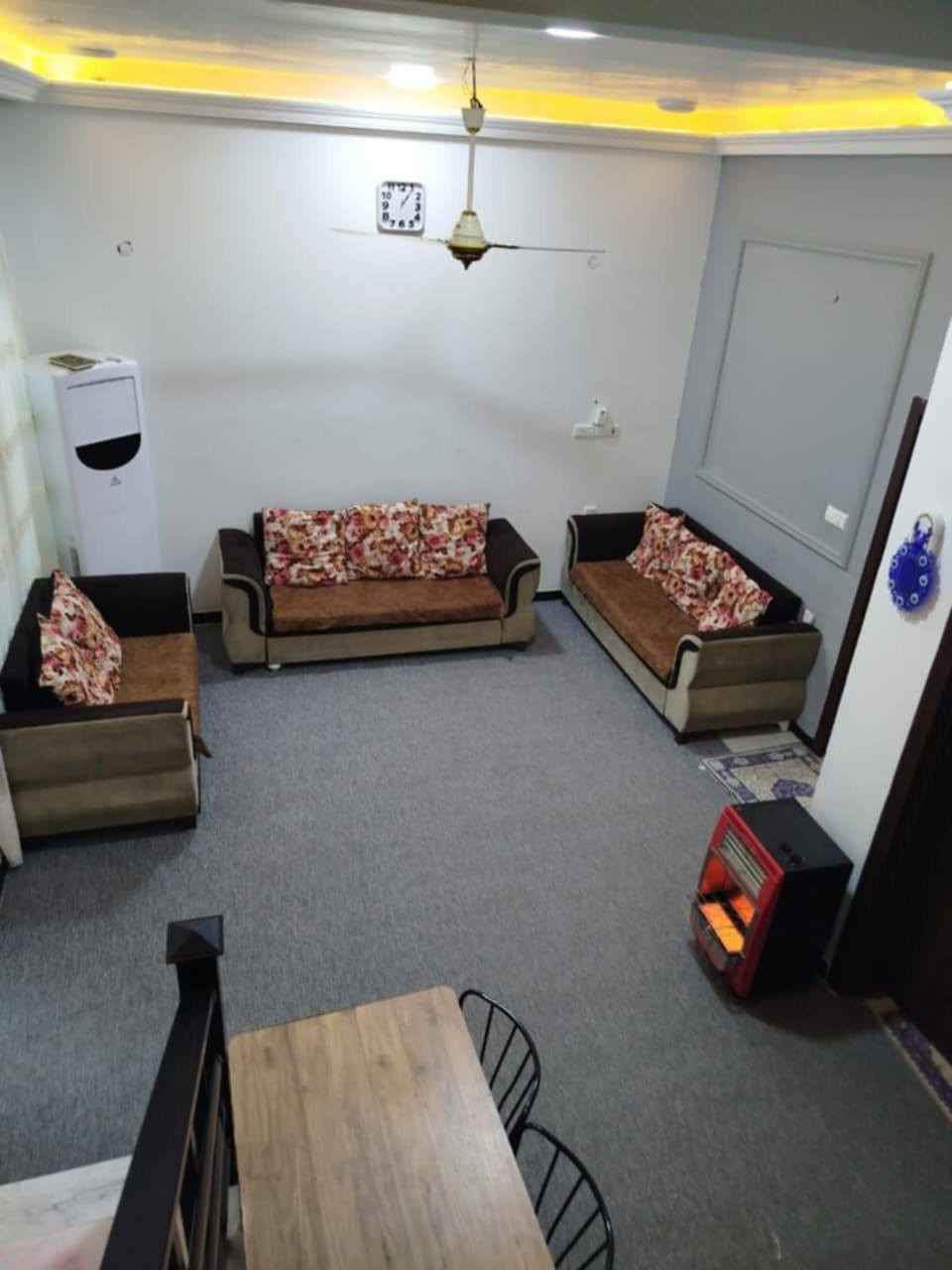 #السلام عليكم
#بيت للبيع في حي الصحه مساحه 140متر. موقع مميز جدا خلف مدينة مارينا المائيه.. بسعر جيد 💸🔥
#الموقع خلف مدينه مارينا طابو زراعي سند 25..
 #يبعد حوالي 100متر فقط عن شارع الكورنيش..
#عرض الشارع 10متر تبليط..
#الواجهه 7.40متر..
#النزال 19متر..
#البيت طابق واحد فقط 
#يتكون البيت من⬇️
(كراچ .صحيات خارجيه .استقبال . صاله. . مطبخ . كلدور . غرفه نوم كبيره. صحيات داخليه.  منور. بيتونه كبيره)...
#البيت بناء حديث درجه اولى ابواب قاصه وشبابيك المنيوم ثقيل وارضيه مرمر وسقوف جبس بورد..
#البيت بالواقع احلى من الصور 
#سعر البيت جدا جيد مقارنه بموقعه 
للاستفسار اكثر الاتصال على الرقم ⬇️ 
***********
