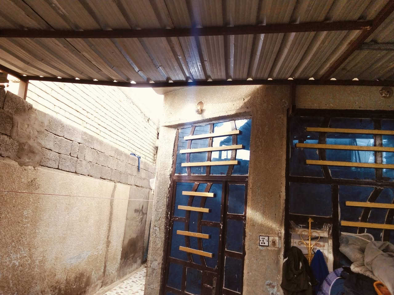 بيت للبيع في النهروان خلف مدرسه الامراء مساحة 100 متر ***********
