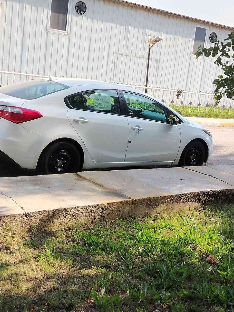 سياره فورتي موديل 16 للبيع سعر 115 وبيها مجال *********** مكان السياره بغداد
